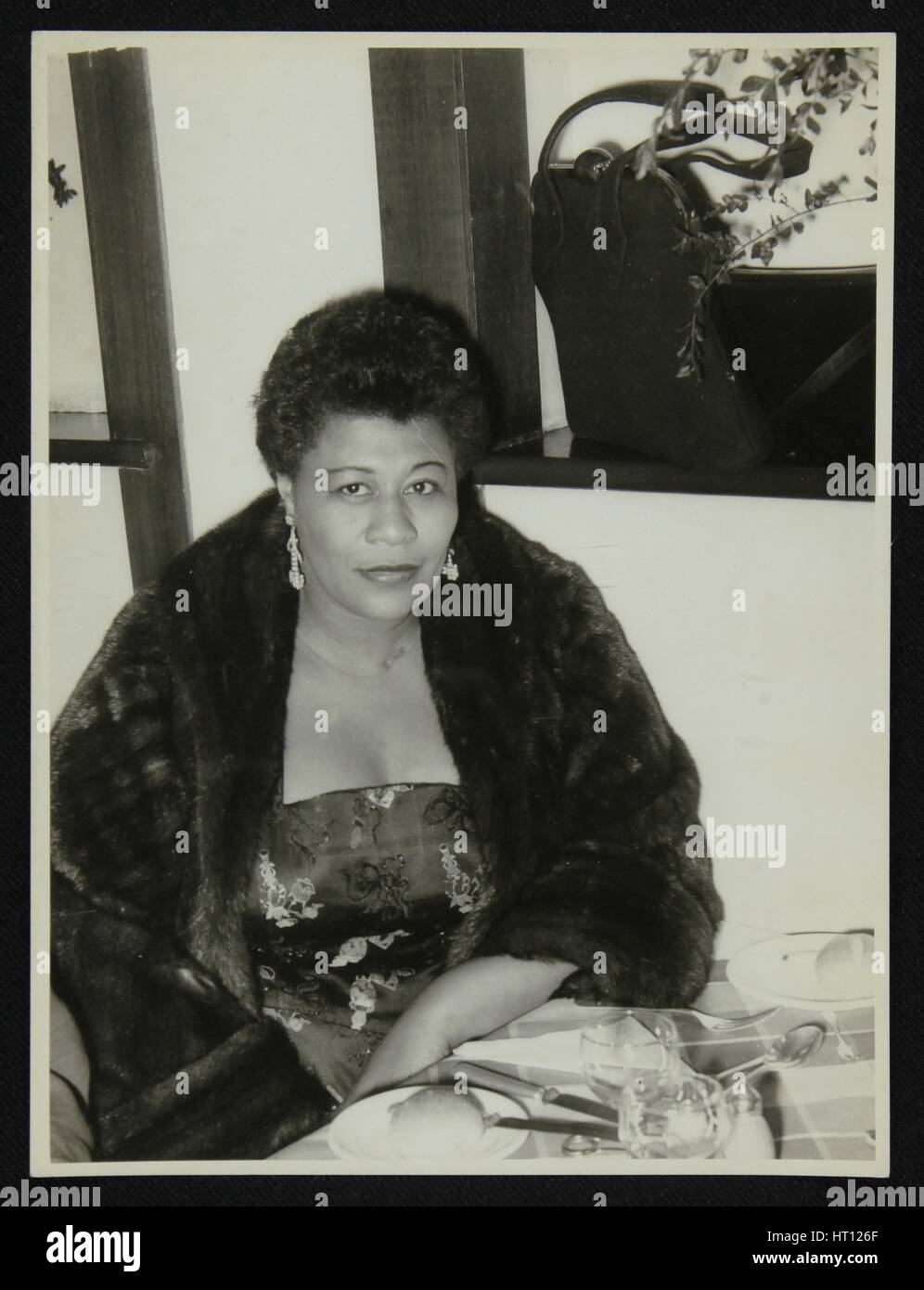 Ella Fitzgerald nach einem Konzert in der Colston Hall, Bristol, 24. Februar 1955. Künstler: Denis Williams Stockfoto