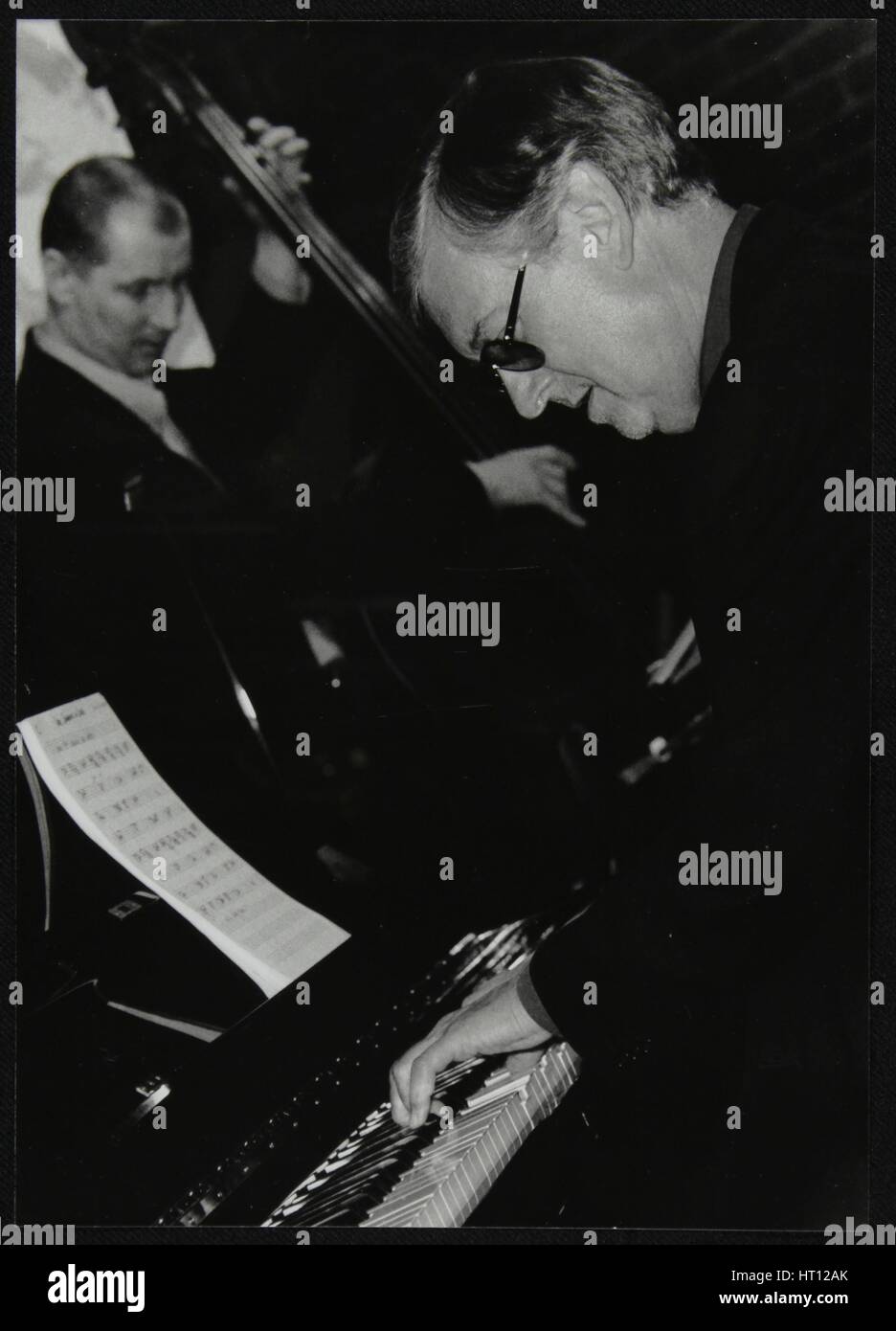 John Pearce und John Day Spielen auf dem Fairway, Welwyn Garden City, Hertfordshire, 2003. Künstler: Denis Williams Stockfoto