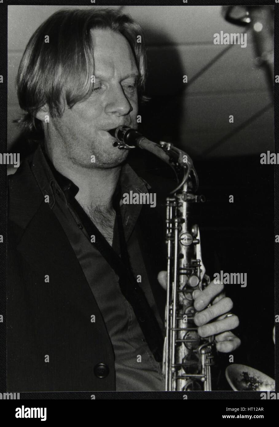 Alt-Saxophonist Matt Wates spielen auf dem Fairway, Welwyn Garden City, Hertfordshire, 2003. Künstler: Denis Williams Stockfoto