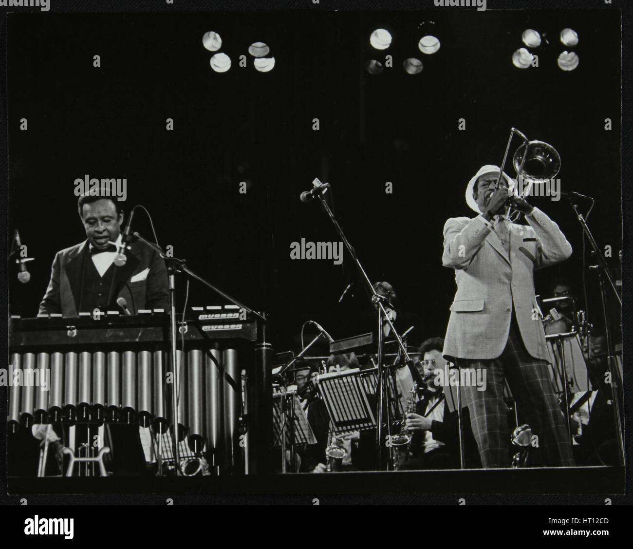 Lionel Hampton (Vibraphon) und Al Grey (Posaune) auf der Bühne in Knebworth, Hertfordshire, Juli 1982. Künstler: Denis Williams Stockfoto