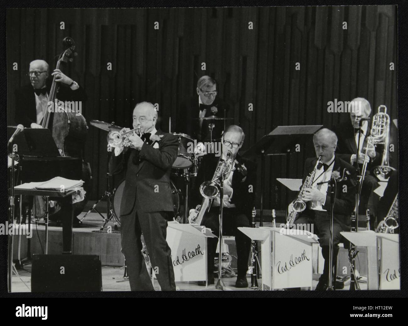 Das Ted Heath Orchester im Konzert, London 1985. Abgebildet sind, Lennie Bush (Kontrabass), Kenny Baker Künstler: Denis Williams Stockfoto