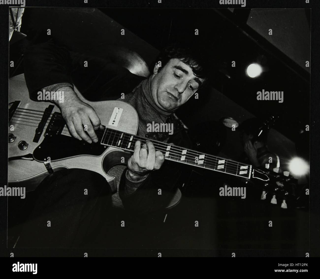Esmond Selwyn der Gitarre an der Glocke, Codicote, Hertfordshire, 22. Februar 1981. Künstler: Denis Williams Stockfoto