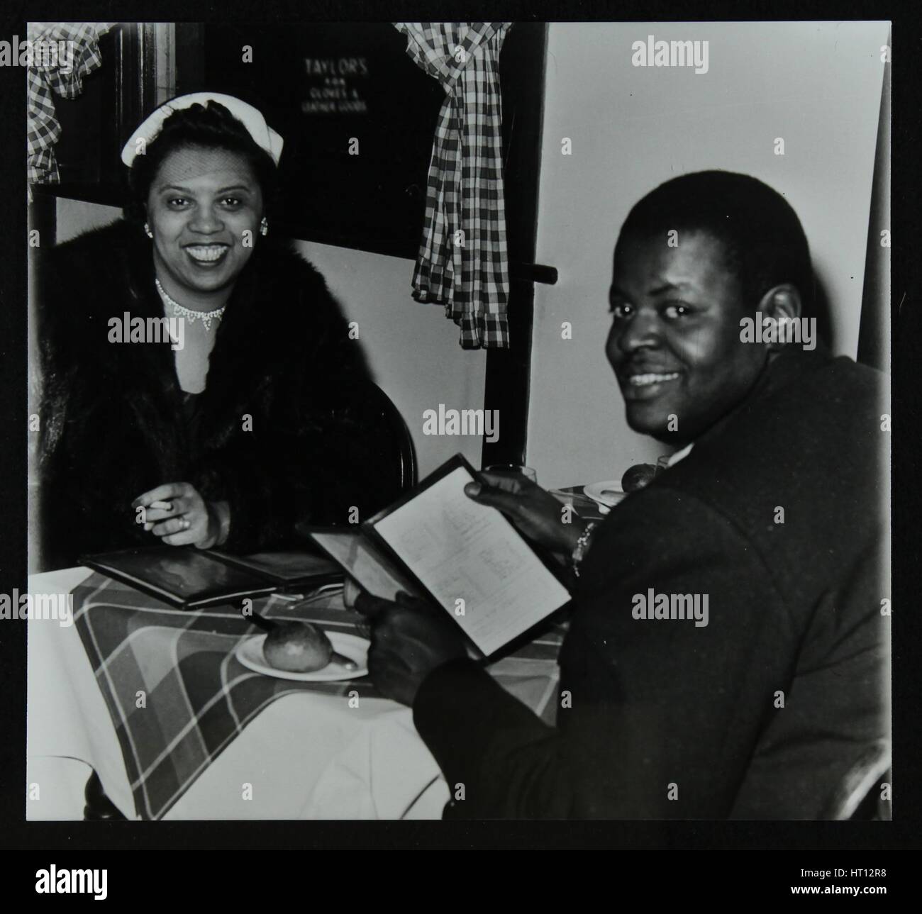 Oscar Peterson freut sich auf Abendessen nach einem Konzert in der Colston Hall, Bristol, 1955. Künstler: Denis Williams Stockfoto