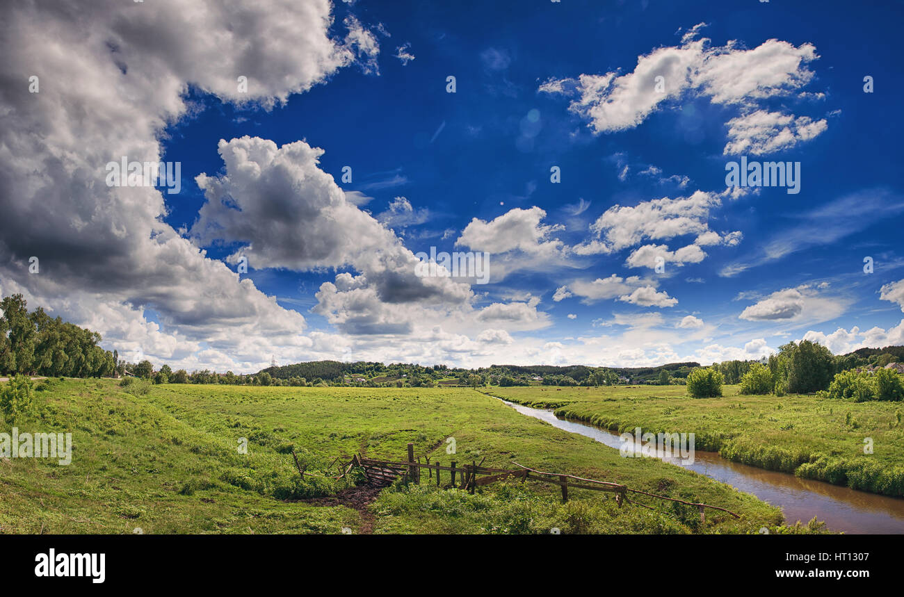 wunderschöne Panorama-Landschaft von der sonnigen Flusstal mit blauen Himmel und Wolken Stockfoto