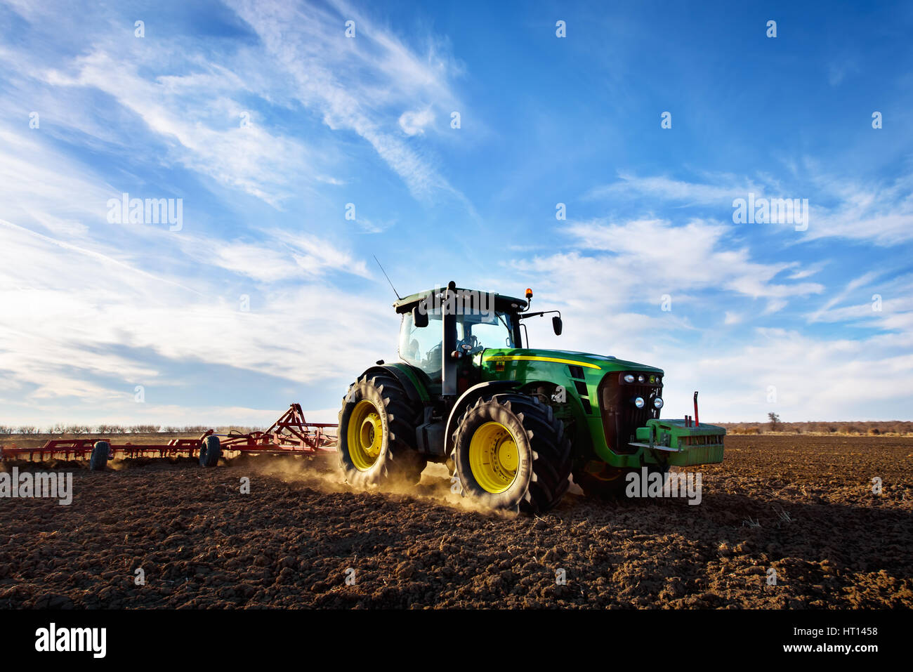 Varna, Bulgarien - 5. März 2017 pflügen ein Feld mit John Deere 6930 Traktor. John Deere wurde 1995-1999 hergestellt und es hat JD 7,6 L oder 8.1 L 6- Stockfoto