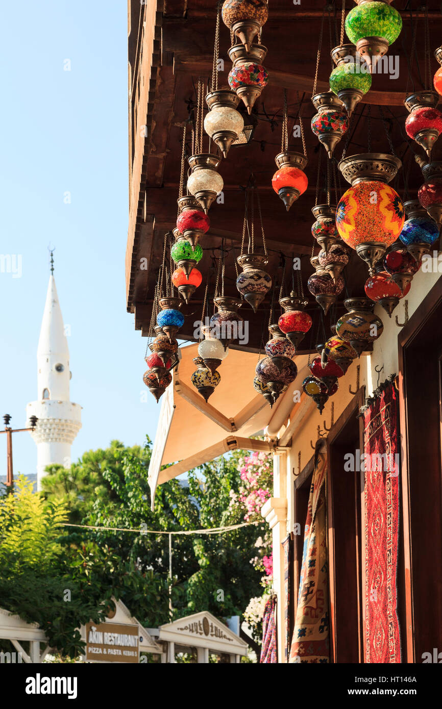 Shops mit Moschee im Hintergrund, Kalkan, Türkei Stockfoto