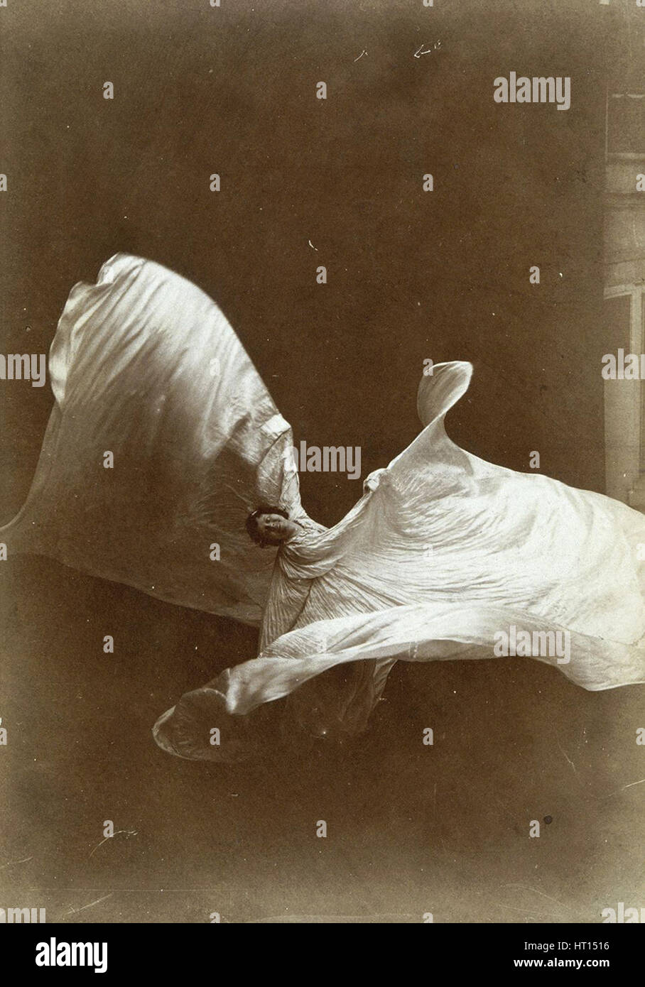 Loie Fuller in La Danse Blanche, 1897. Künstler: Taber, Jesaja West (1830-1912) Stockfoto