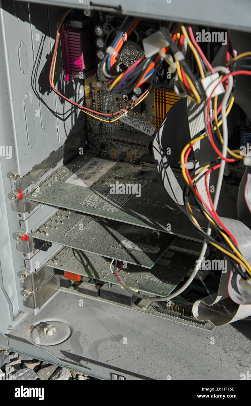 Grafikkarte, Kabel und andere Komponenten von einem alten computer Stockfoto