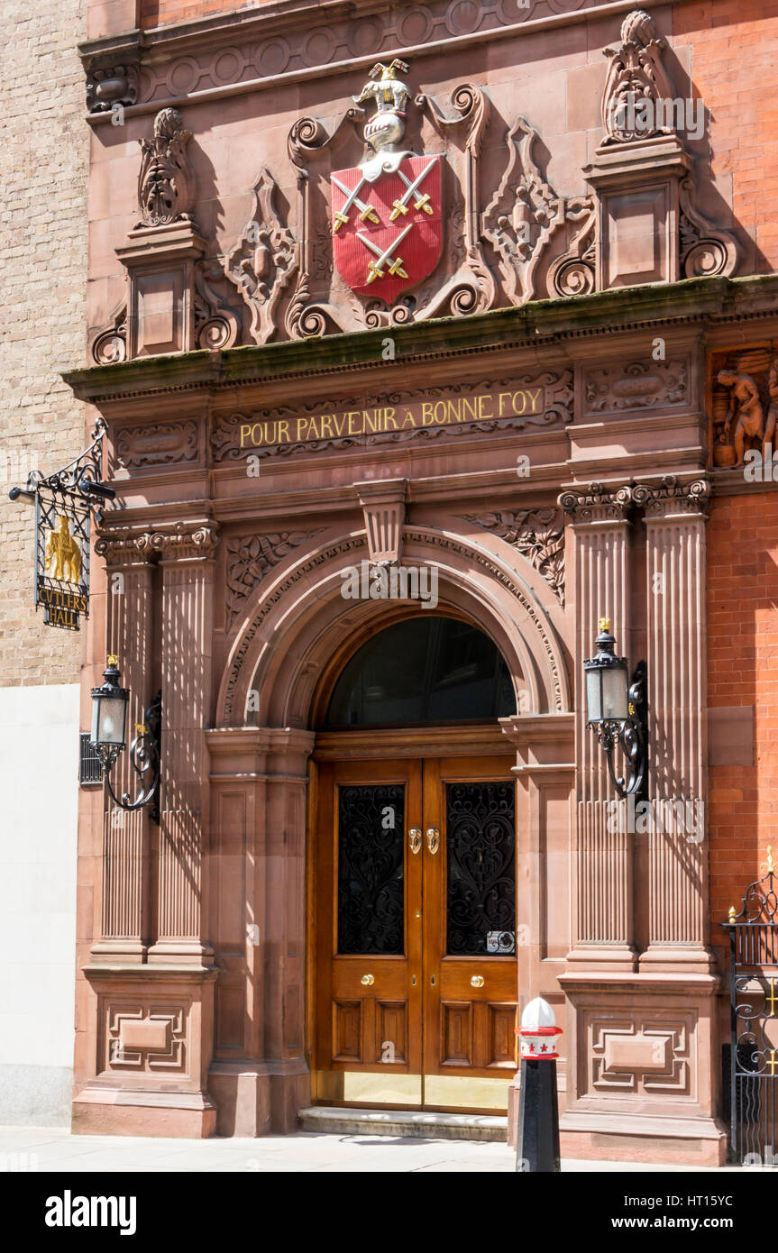 Eingang zum Cutlers' Hall - die Heimat der Worshipful Company of Messerschmieden, eines der Livery Companies der City of London. Das Hotel liegt in Warwick Lane. Stockfoto