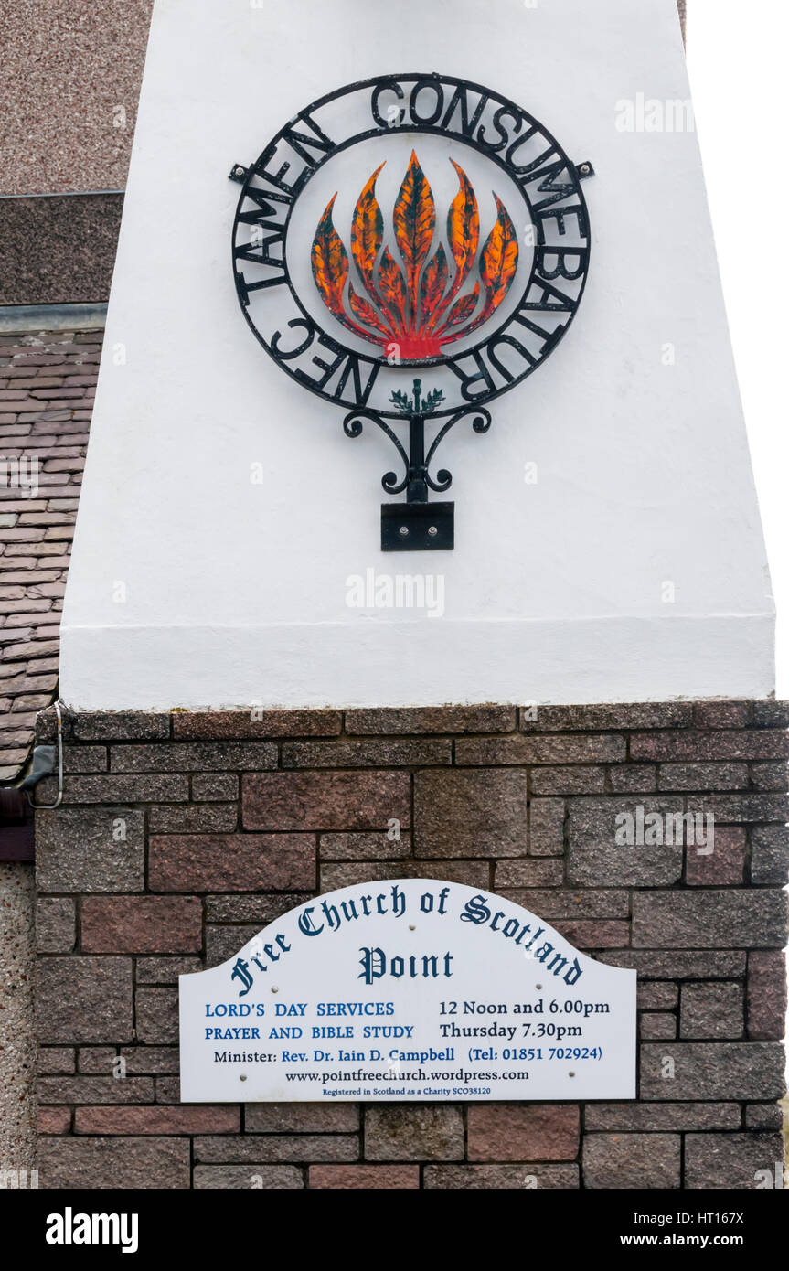 Der brennende Dornbusch Symbol der Free Church of Scotland auf Punkt-Kirche auf der Isle of Lewis. Stockfoto