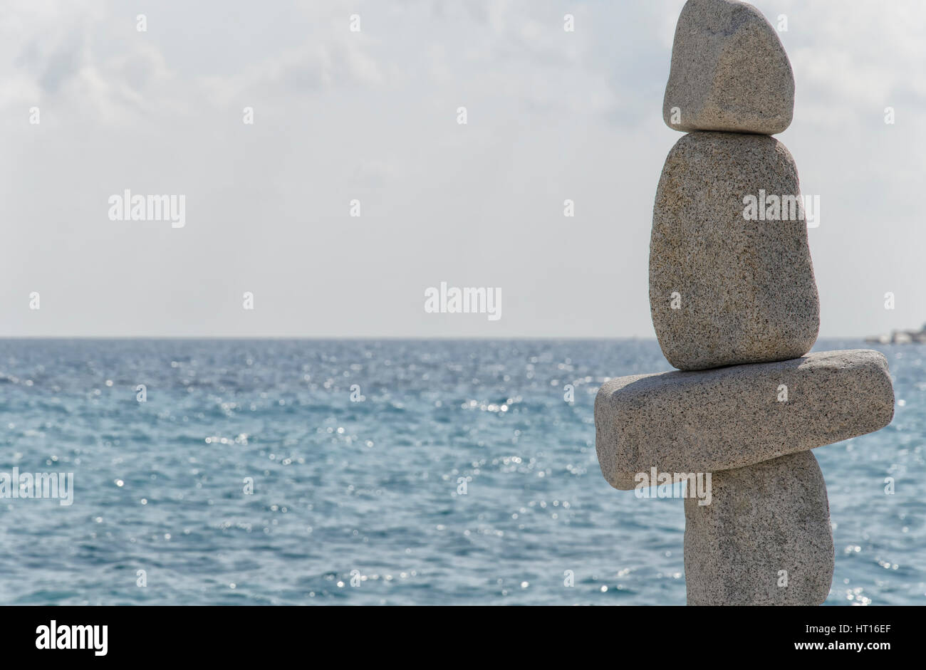 Blick auf markante Statuen in harmonischem Gleichgewicht Stockfoto