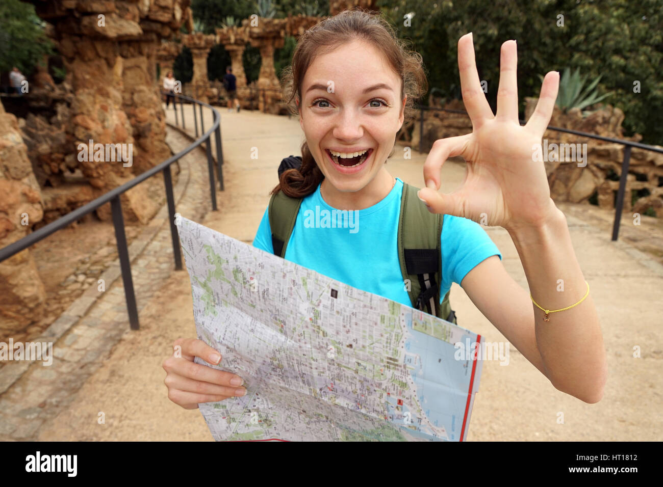 Wandern. Begeisterte Touristen zeigt Ordnung Geste. Glückliche Mädchen mit Reise-Karte während ihrer Wanderung. Reisen Sie in Spanien. Stockfoto