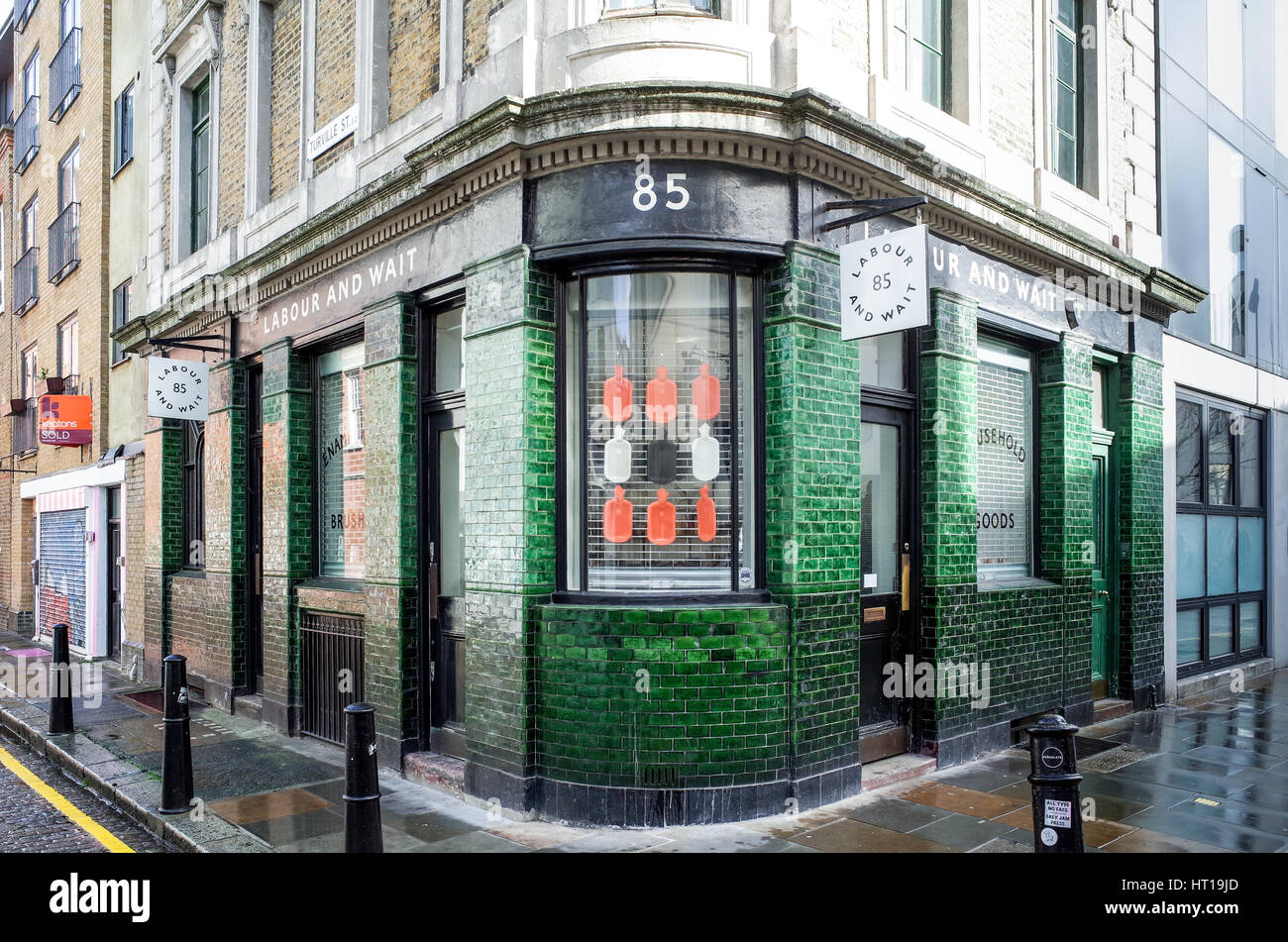 Die Arbeits- und warten Vintage-Stil-Haushaltswaren und Bekleidungsgeschäft im modischen Shoreditch Londons Stockfoto