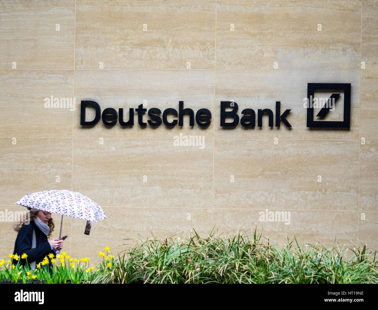 Deutsche Bank London - eine Frau, Spaziergang, vorbei an den Londoner Büros der Deutschen Bank in der Square Mile, Londons Finanzviertel. Stockfoto