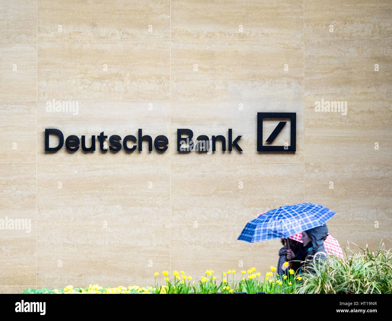 Deutsche Bank London - eine Frau, Spaziergang, vorbei an den Londoner Büros der Deutschen Bank in der Square Mile, Londons Finanzviertel. Stockfoto