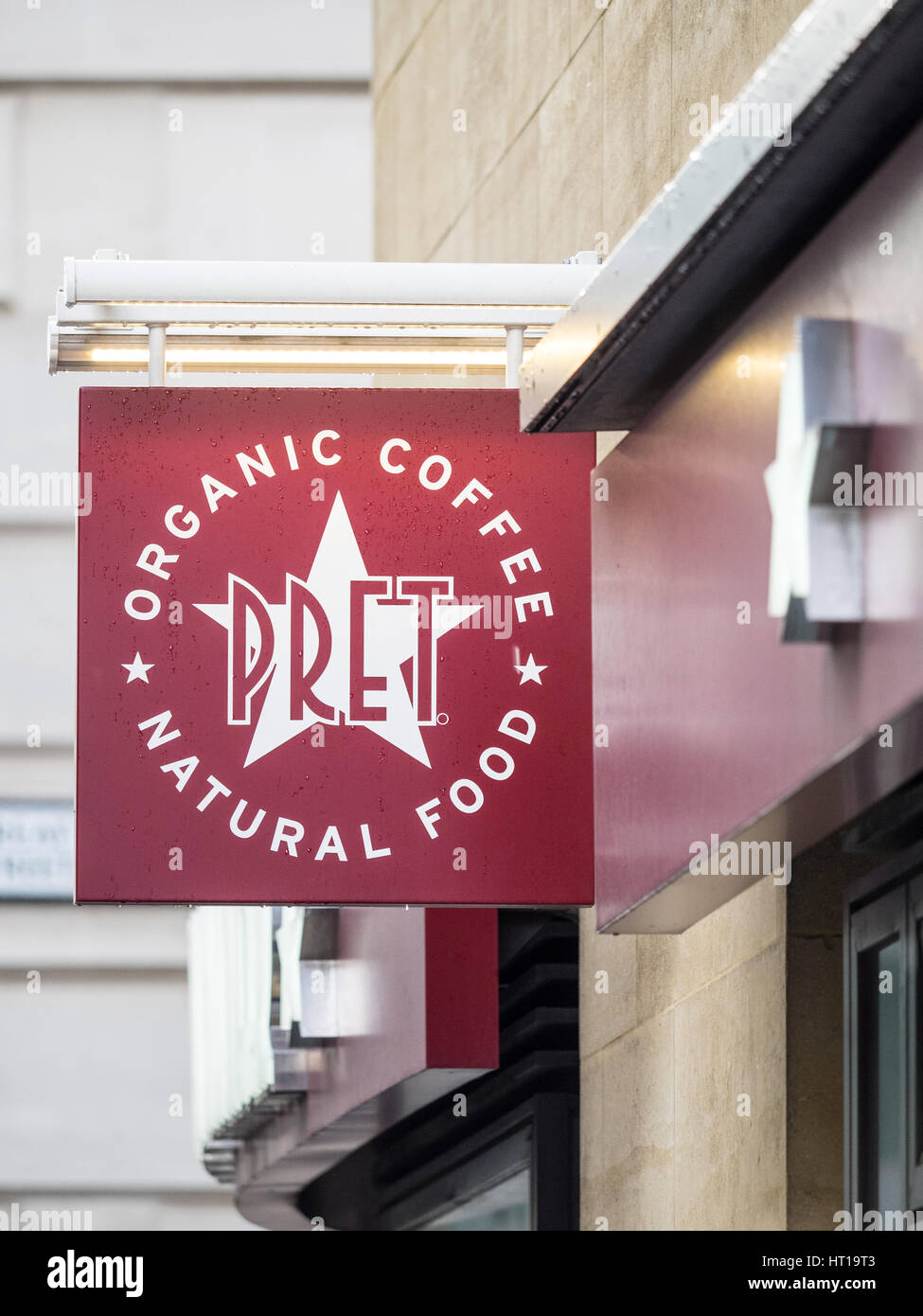 Ein Zeichen und Star Logo außerhalb einer Pret a Manger Kaffee und Essen in die Innenstadt von London. Stockfoto