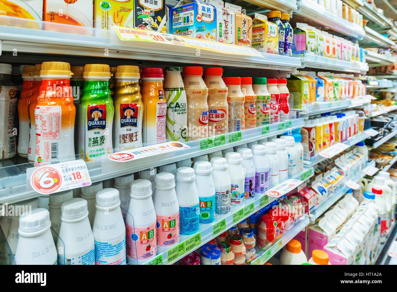 Taipeh, TAIWAN - NOVEMBER 16: Dies ist ein Family Mart Supermarkt-Regal mit einer Auswahl an Getränken zum Verkauf am 16. November 2016 in Taipeh Stockfoto