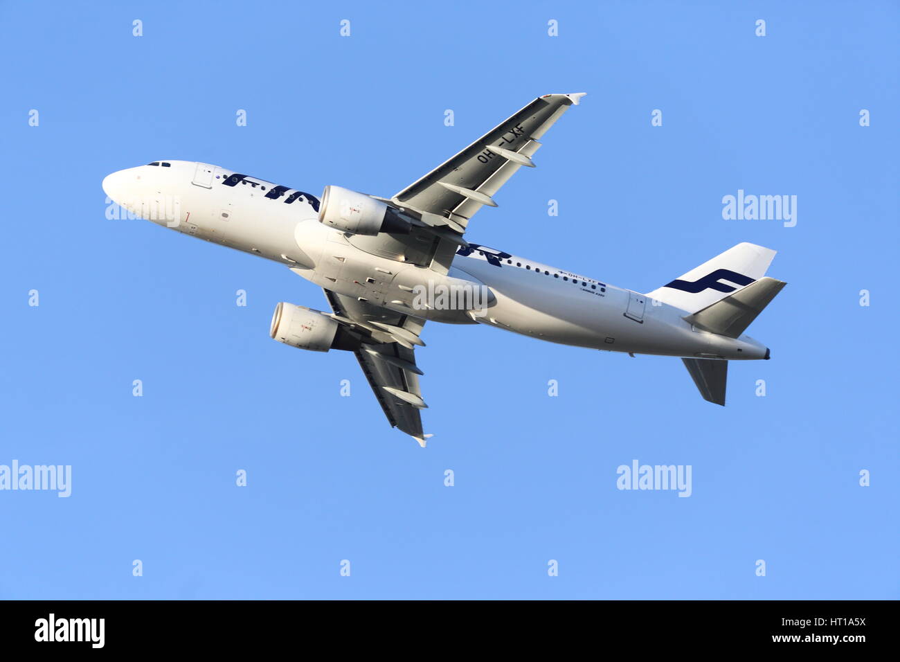 Finnair Airbus A320 OH-LXF ausgehend von London Heathrow Airport, Großbritannien Stockfoto