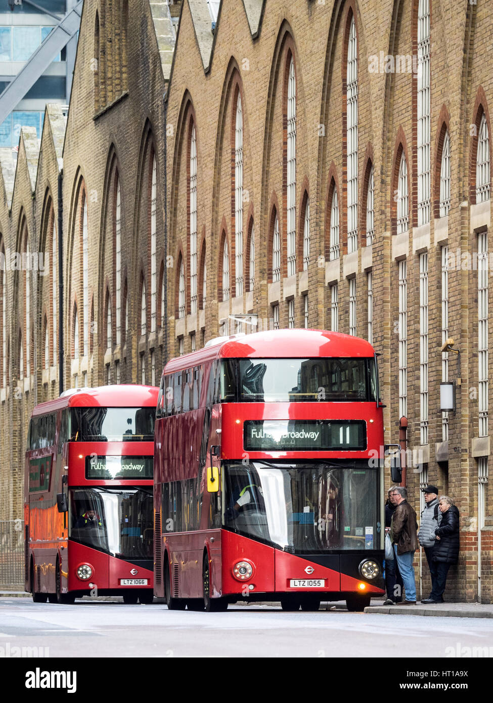 Londoner Busse Fahrgäste an der Londoner Liverpool Street Station Stockfoto