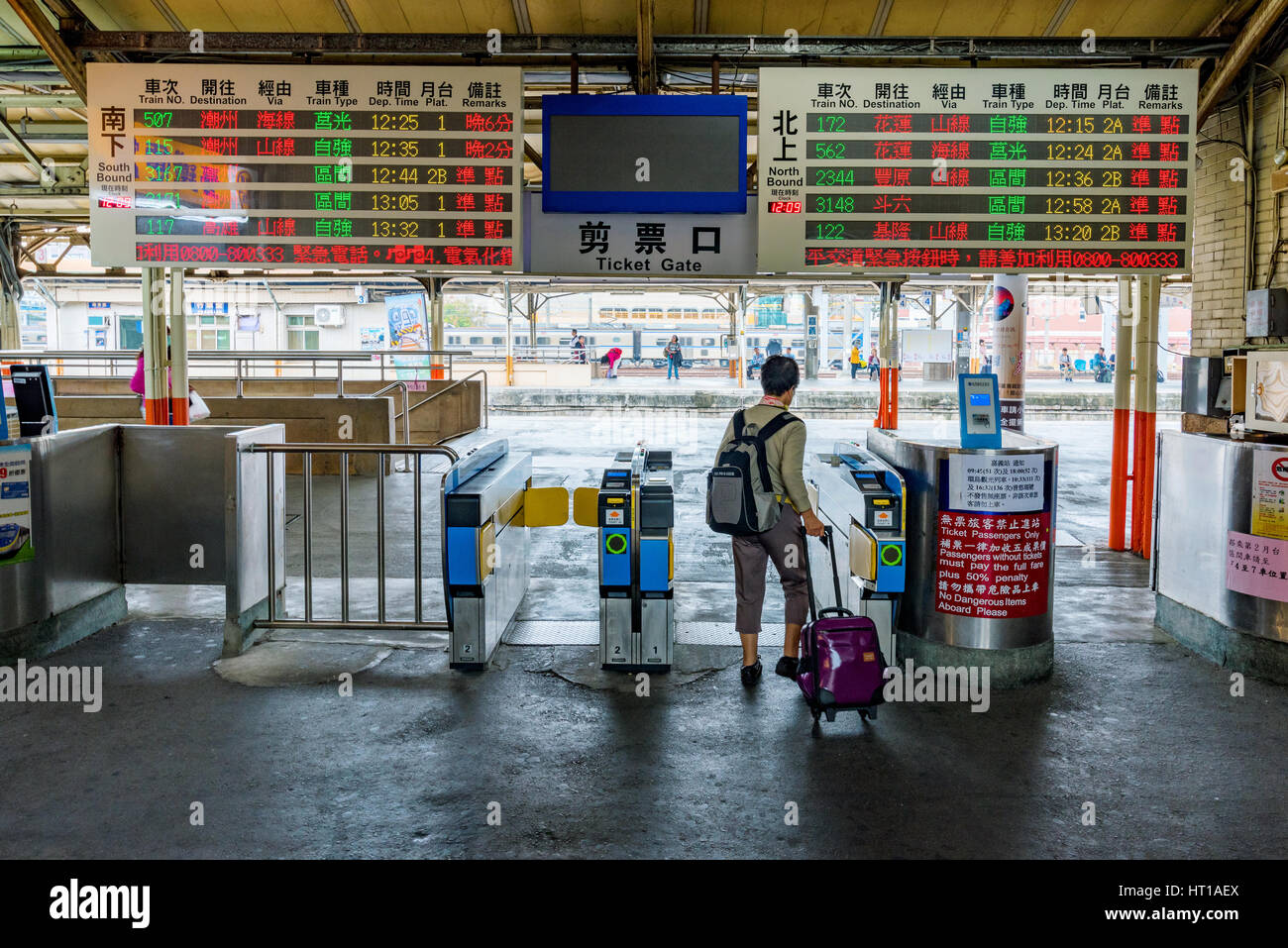 CHIAYI, TAIWAN - NOVEMBER 22: Dies ist der Ticket-Tor zum Bahnhof Chiayi wo Passagier zu verschiedenen Teilen von Taiwan auf Nove Reisen Stockfoto