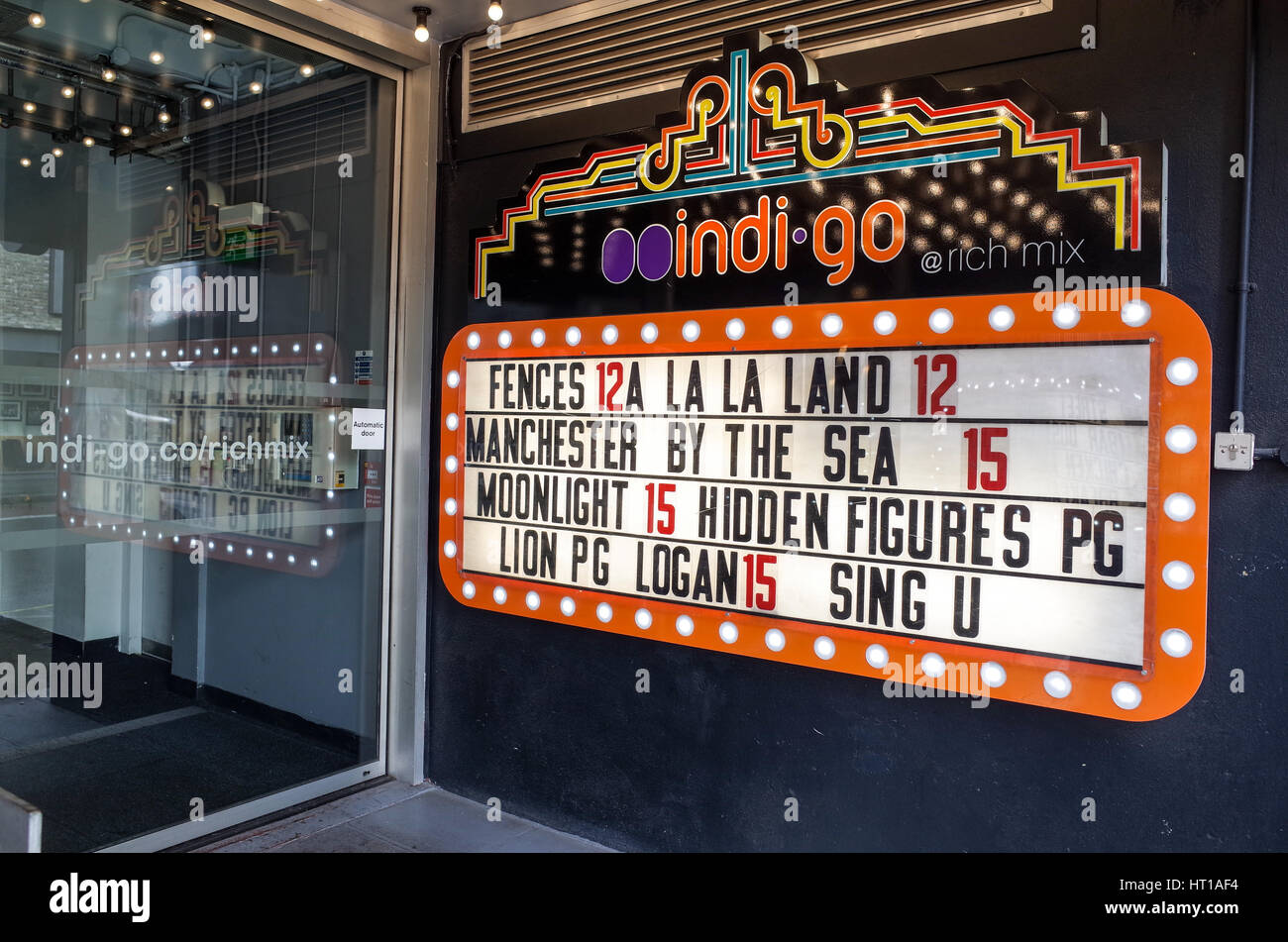 Kino-Hinweisschild an der Indi Go Indian Street-Food-Restaurant im modischen Shoreditch Londons Stockfoto