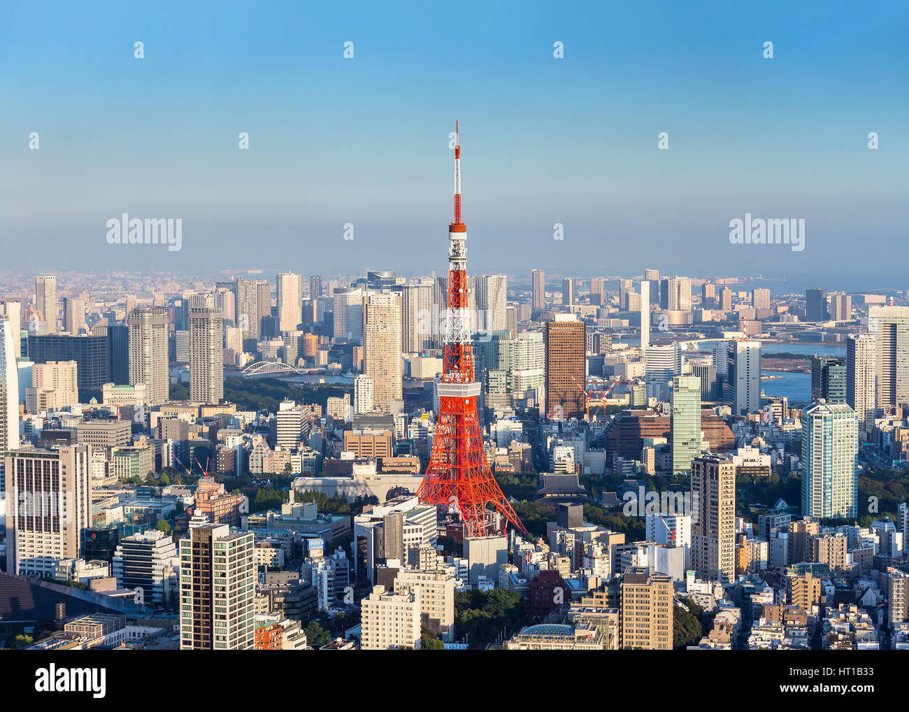 Blick auf Tokyo Tower von Roppongi Hügel bei Dämmerung Zeit Tokyo, Japan Stockfoto