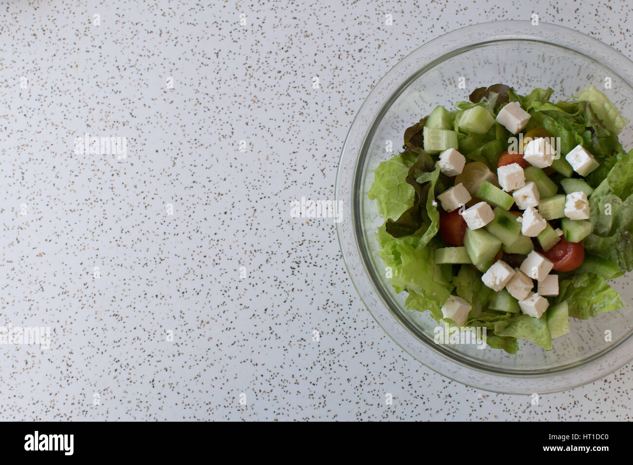 Frischer griechischer Salat im Minimalismus enviroment Stockfoto
