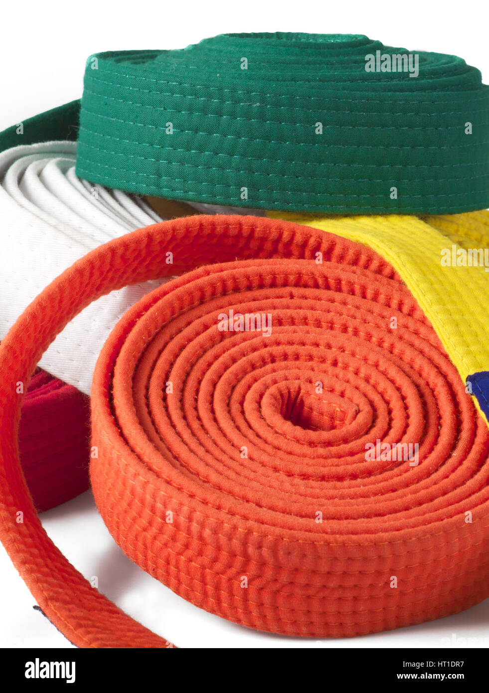 farbige Karate Gürtel auf einem weißen Hintergrund Stockfoto