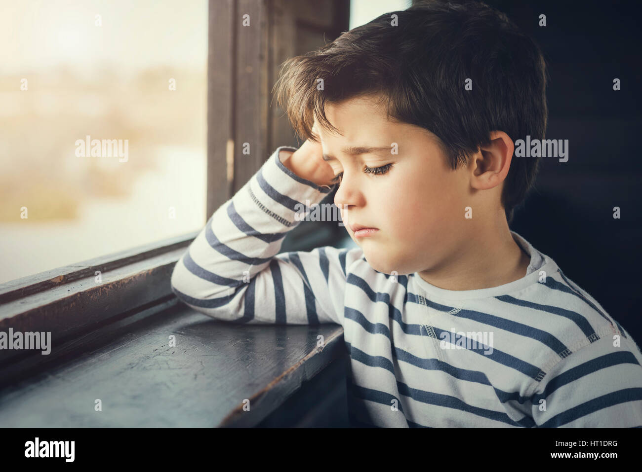 Traurige junge neben einem Fenster Stockfoto