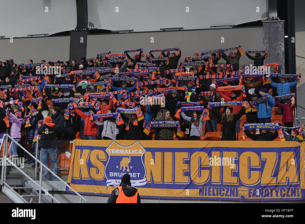 NIECIECZA, Polen - 17. Februar 2017: Polnische Premier Football League Termalica Bruk-Bet Nieciecza - Lechia Gdansk-o/p-Fußball-fans Stockfoto