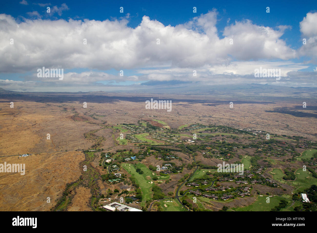 Luftaufnahme des Mauna Kea Beach an der Westküste von Big Island, Hawaii, USA, mit Blick auf den Gipfel des Mauna Kea, hinter Wolken versteckt. Stockfoto