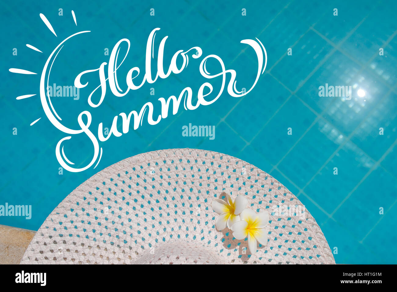 große weiße Hut mit Frangipani-Blüten in der Nähe der Pool und der Text hallo Sommer. Kalligraphie-Schriftzug Stockfoto große weiße Hut mit Frangipani-Blüten in der Nähe der Pool und der Text hallo Sommer. Kalligraphie-Schriftzug Stockfoto