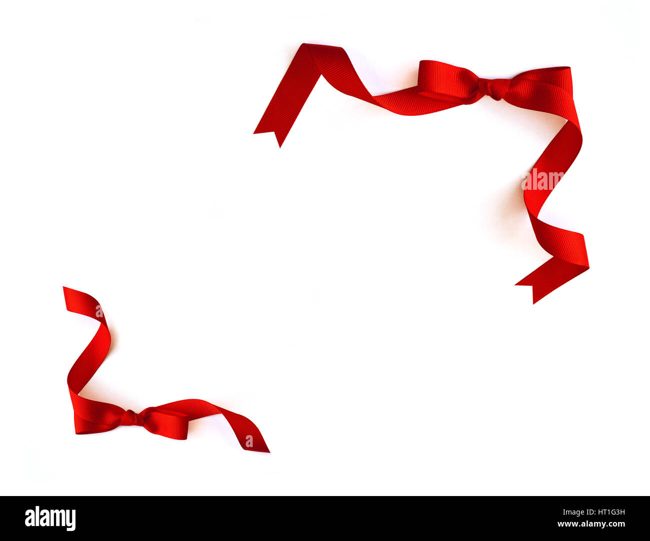 Rahmen mit rotem Band auf einem weißen Hintergrund und Platz für Text. Stockfoto