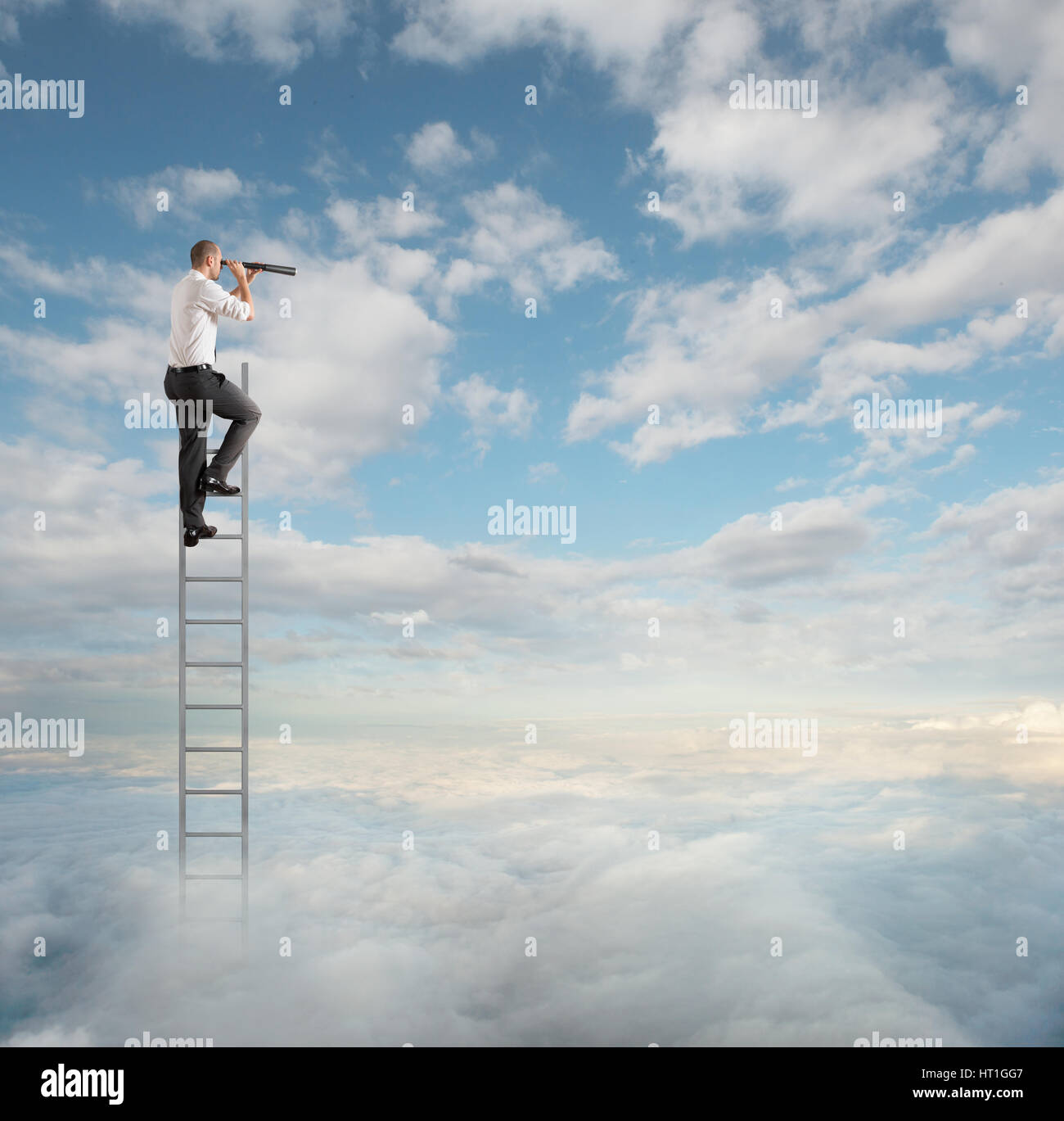 Geschäftsmann auf einer Leiter hoch in den Himmel beobachten mit dem Fernglas Stockfoto