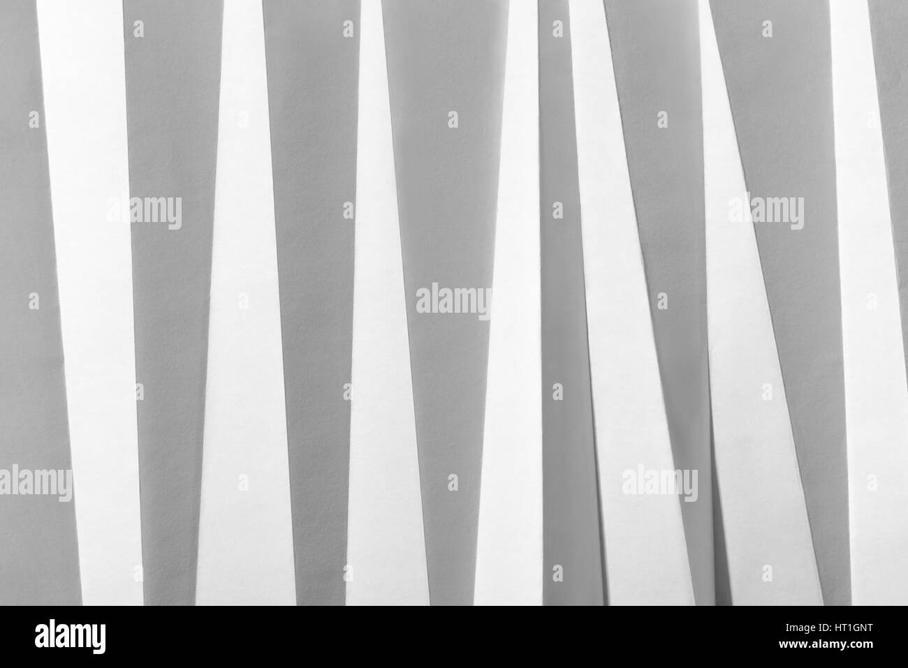 Weißes gefaltetes Blatt Papier zeigt eine abstrakte Textur-Design unter der hellen Streifen. Gut als Hintergrund verwenden Stockfoto