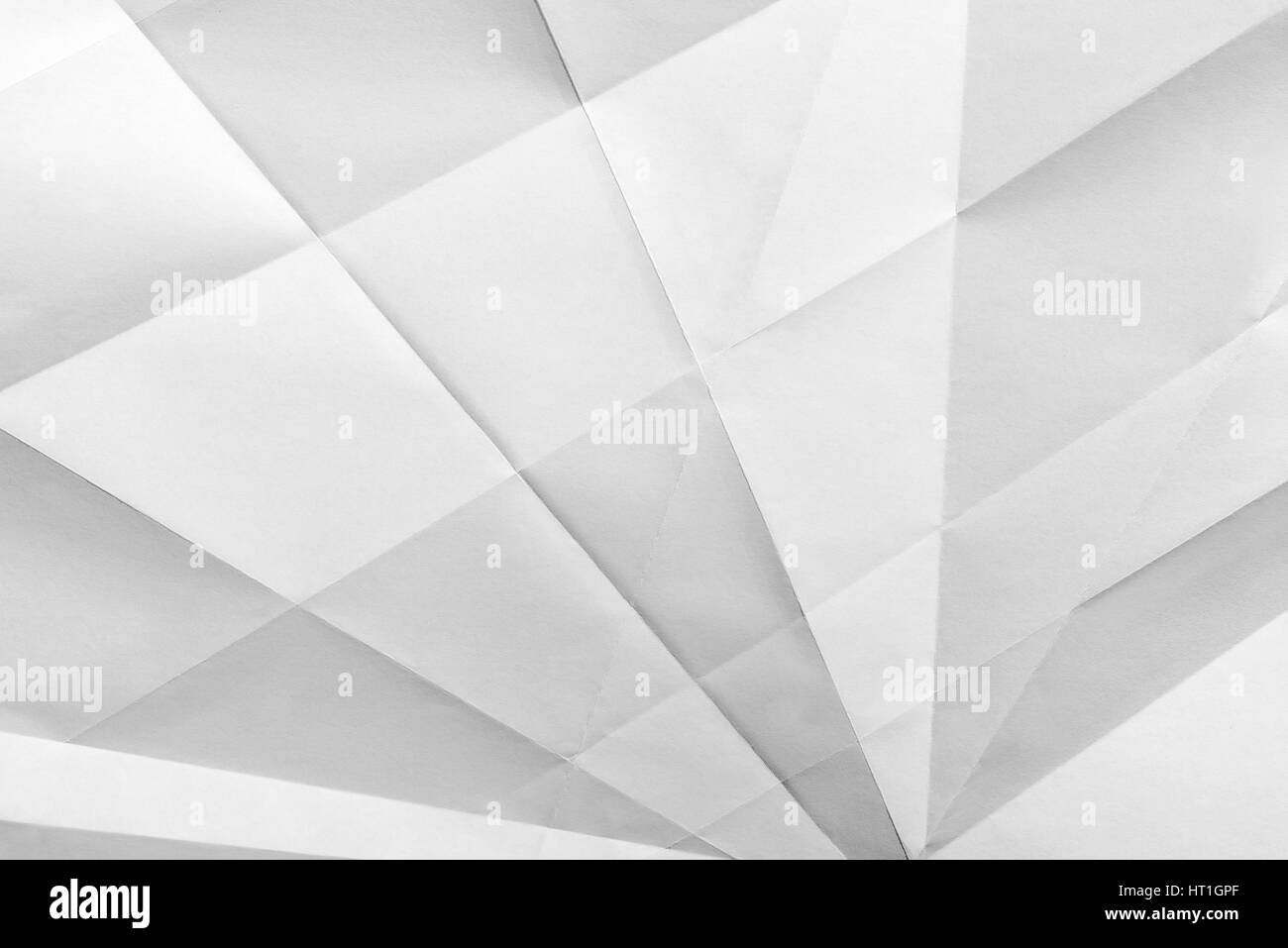 Weißes gefaltetes Blatt Papier zeigt eine abstrakte Textur-Design unter der hellen Streifen. Gut als Hintergrund verwenden Stockfoto