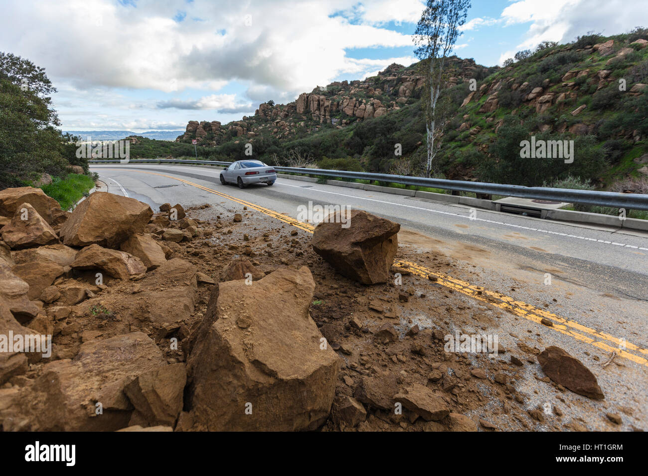 Los Angeles, Kalifornien, USA - 18. Februar 2017: Auto Santa Susana Passstrasse im San Fernando Valley Sturm verursacht Steinlawine weitergeben. Stockfoto