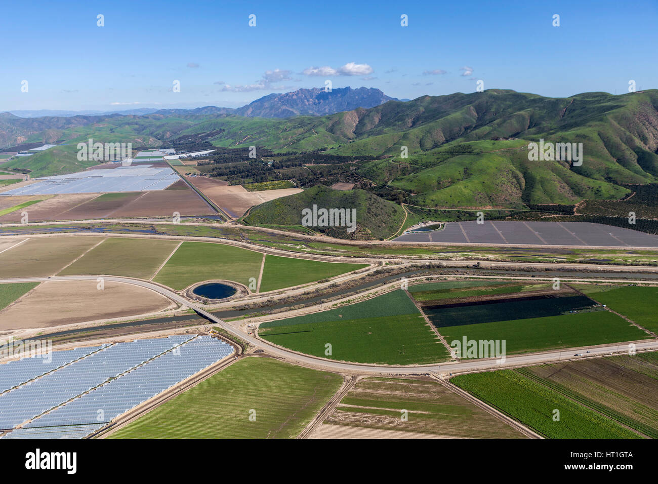 Luftbild von Äckern und Santa Monica Mountains National Recreation Area in Ventura County, Kalifornien. Stockfoto
