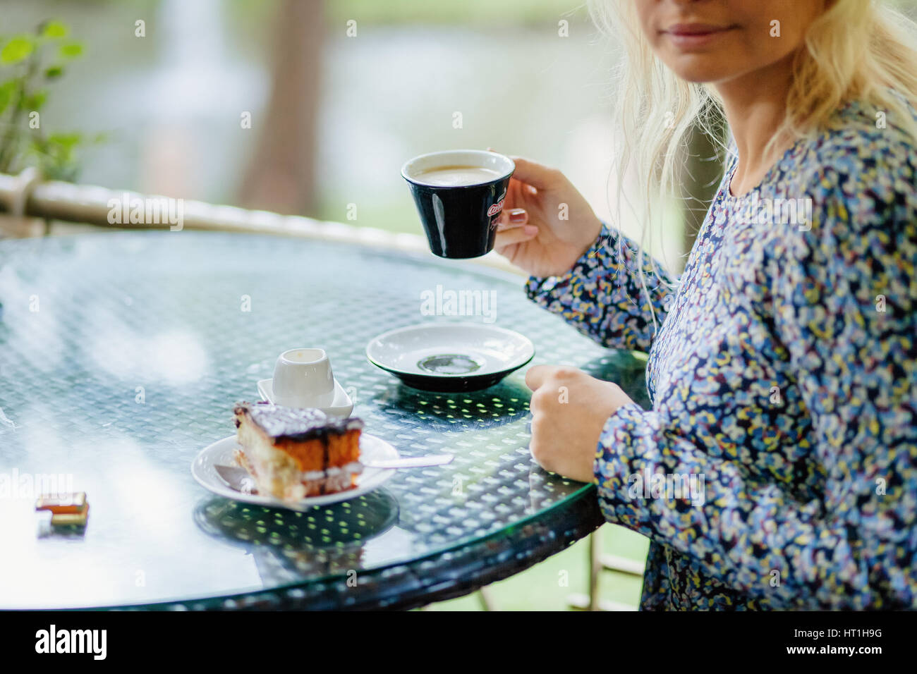 Kaffee mit Kuchen im Café. Cafe im Park im freien Stockfoto