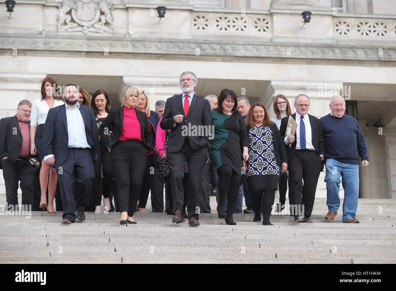 Sinn Féin Michelle O'Neill, Gerry Adams und Michelle Gildernew mit Versammlung den Mitgliedern außerhalb Stormont als Partei-Chefs treffen sich Nordirland Sekretärin James Brokenshire später zu Vorgesprächen auf der Suche nach eine Möglichkeit, Dezentralisierung wiederherzustellen. Stockfoto