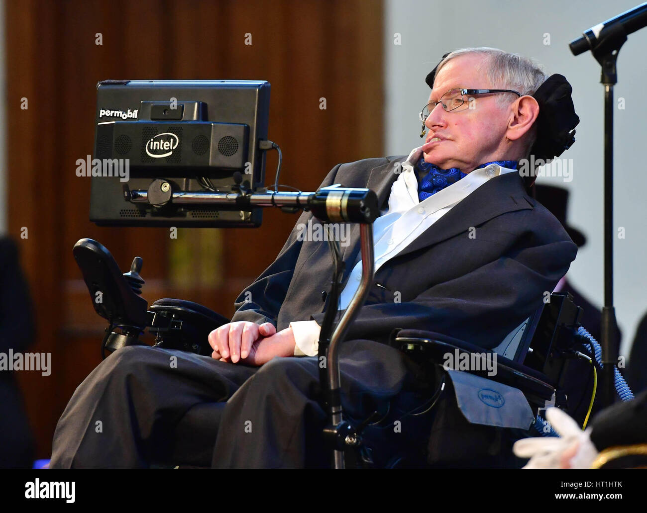 Professor Stephen Hawking erhält die ehrenamtlichen Freiheit von der City of London, in Anerkennung seiner Verdienste um die theoretische Physik und Kosmologie, in Guildhall in London. Stockfoto