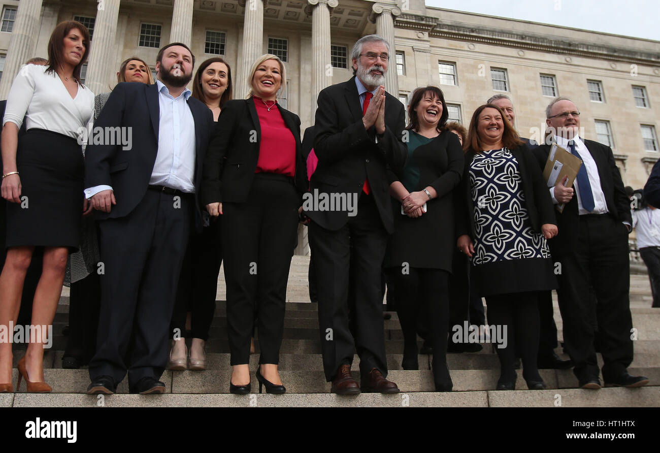 Sinn Féin Gerry Adams Gesten als er trifft chinesischen Touristen (nicht im Bild) außerhalb Stormont als Partei-Chefs treffen sich Nordirland Sekretärin James Brokenshire später zu Vorgesprächen auf der Suche nach eine Möglichkeit, Dezentralisierung wiederherzustellen. Stockfoto