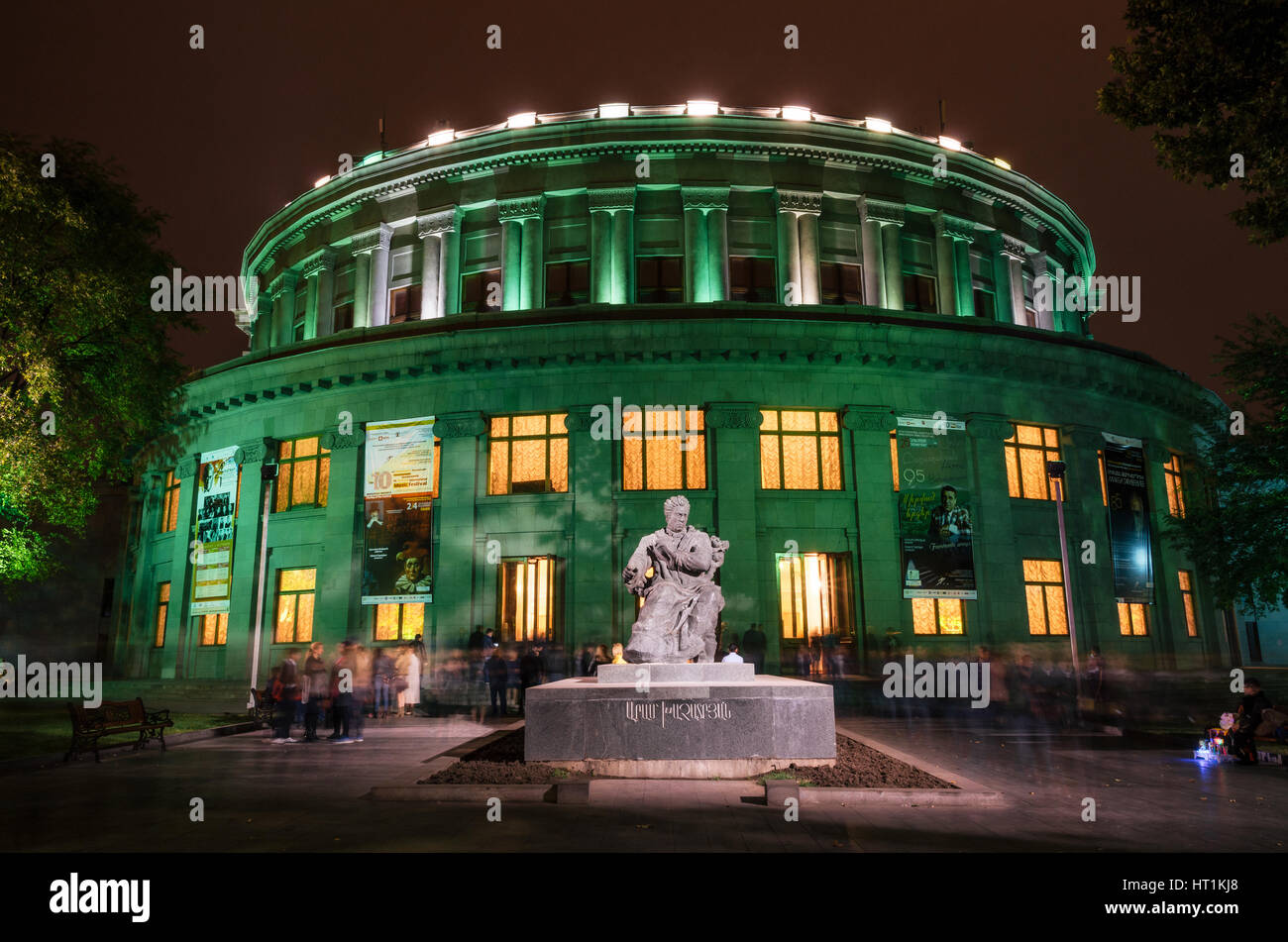 Yerevan, Armenien - 24. Oktober 2016: Nationale akademische Theater für Oper und Ballett benannt nach Alexander Spendiaryan Armeniens, die nachts beleuchtet. Stockfoto