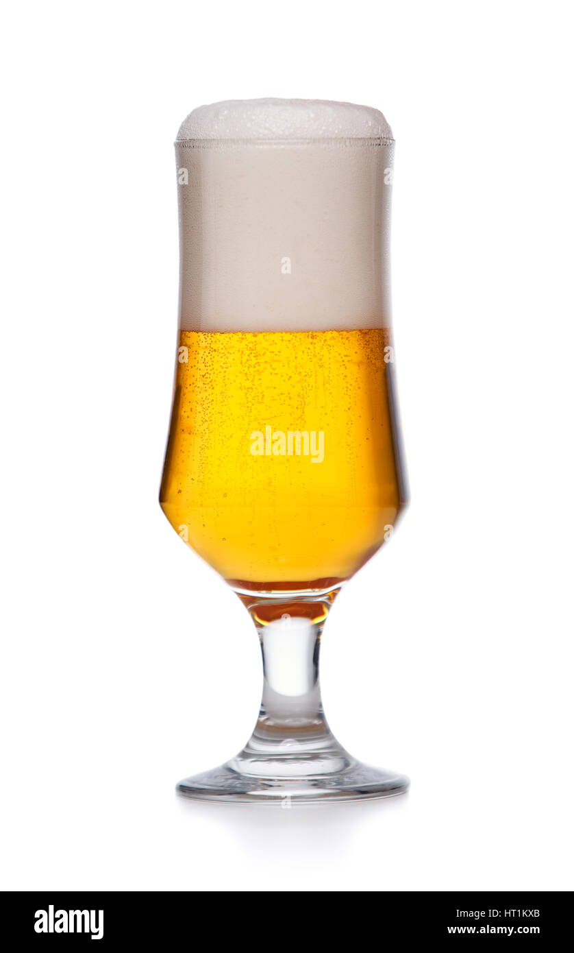 Glas frisches Bier mit Kappe aus Schaumstoff isoliert auf weißem Hintergrund Stockfoto