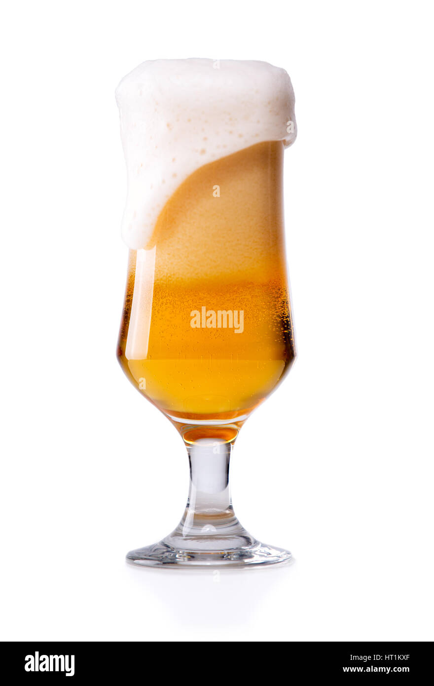 kaltes Bier mit Schaum isoliert auf weißem Hintergrund Stockfoto