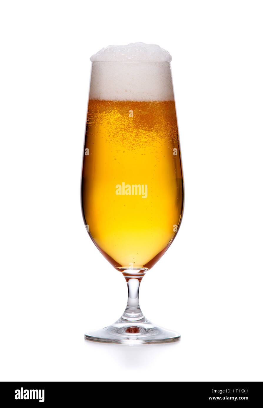 elegantes Glas Bier mit Schaum isoliert auf weißem Hintergrund Stockfoto