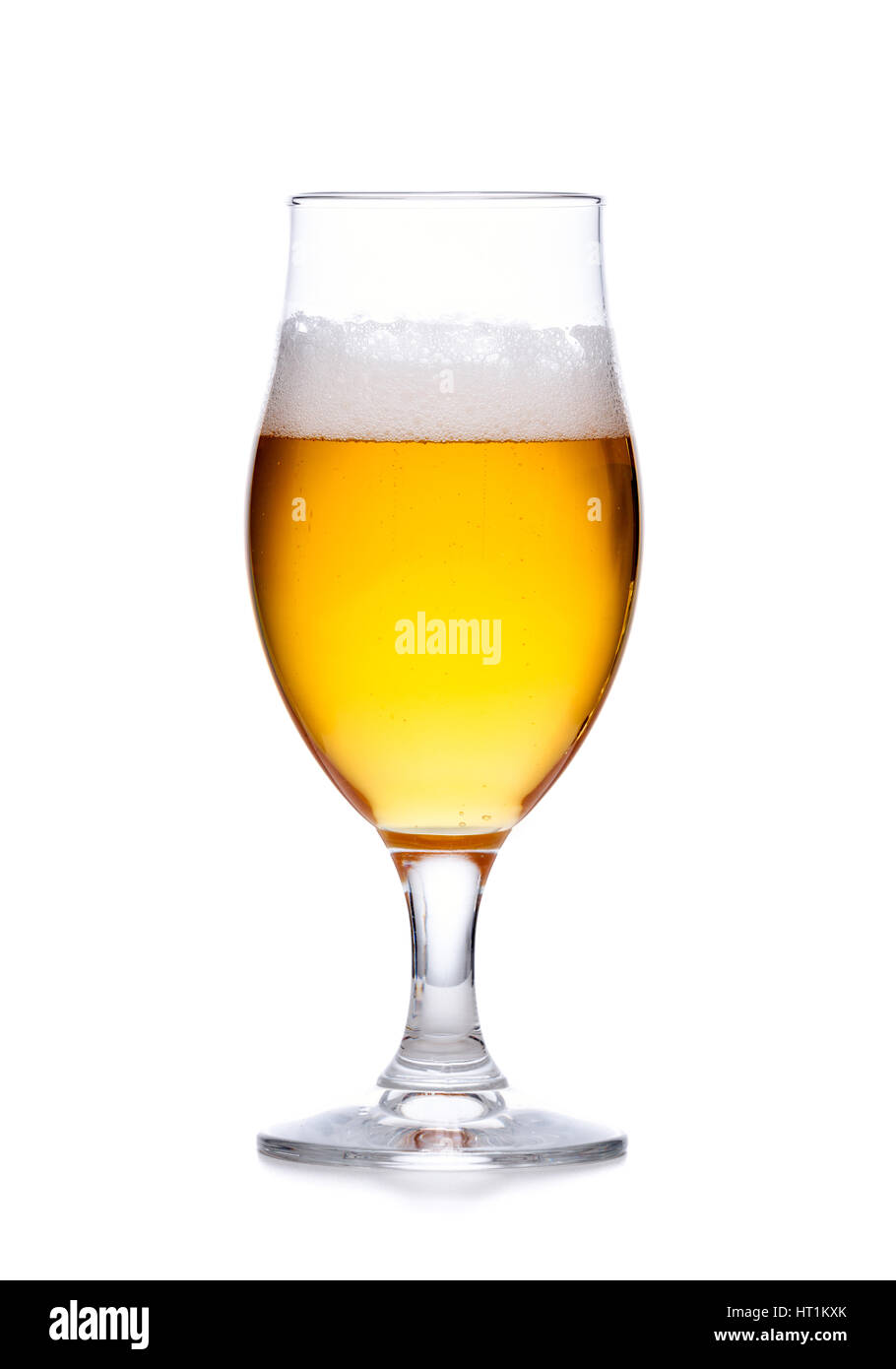 Glas helles Bier mit Schaum isoliert auf weißem Hintergrund Stockfoto