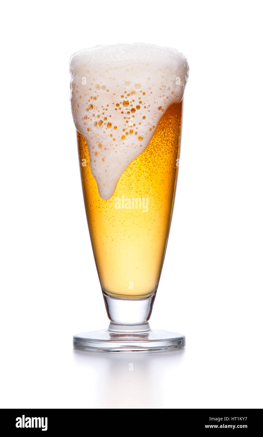 Glas helles Bierschaum. Lager-Bier in ein Becherglas mit frisch sprudelnden Schaum isoliert auf weiß Stockfoto