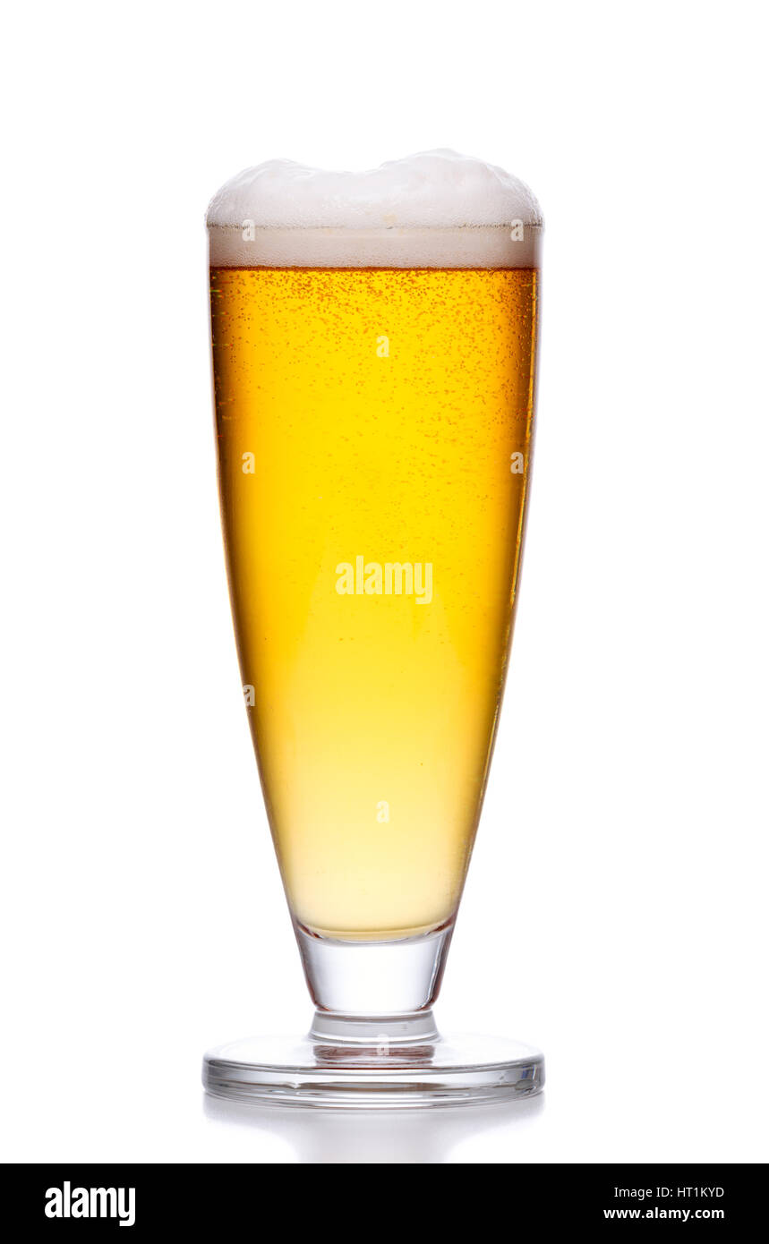 Kaltlicht-Bier mit Schaum auf weißem Hintergrund Stockfoto