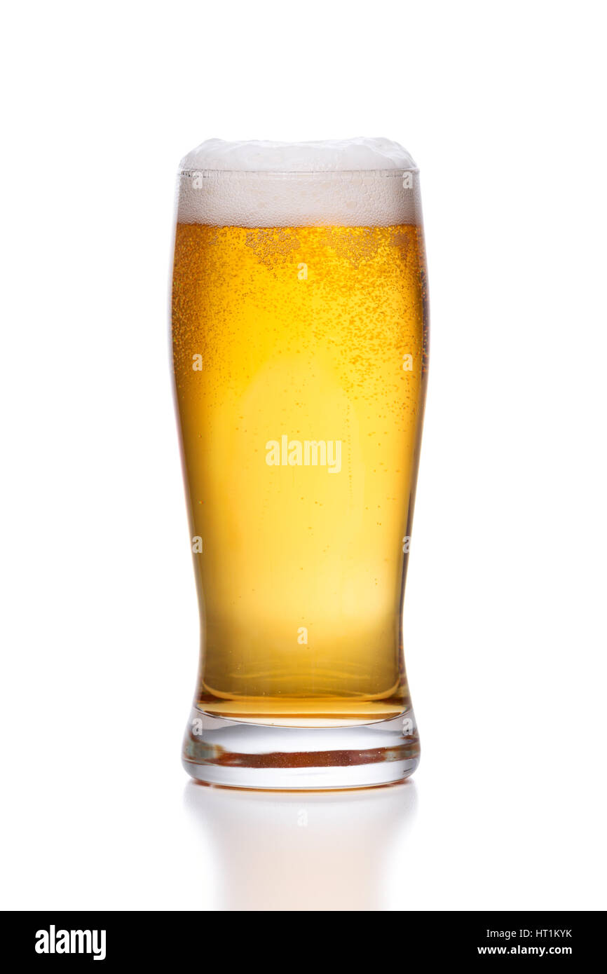 Glas helles Bier auf weißem Hintergrund Stockfoto